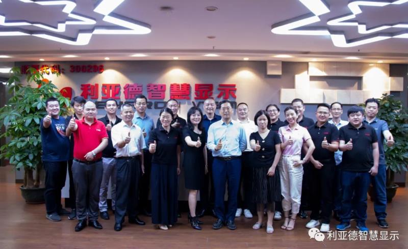 集团董事长李军光临1xBET智慧显示视察领导工作